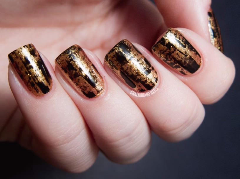 gold-black-distressed-nail-art-1