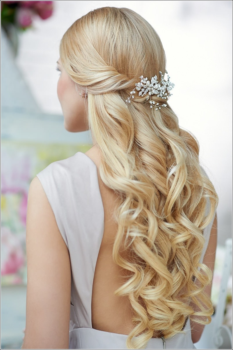 На фото: весільні зачіски на довге волосся: розпущені локони волосся.