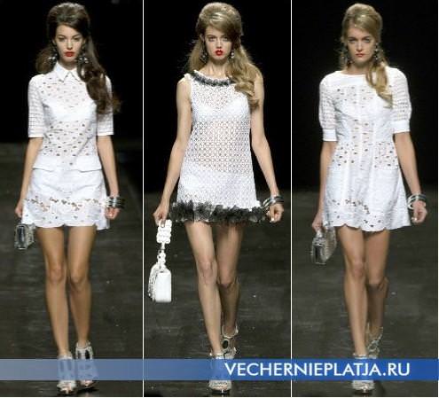 Літнє коротке біле плаття в колекції Moschino