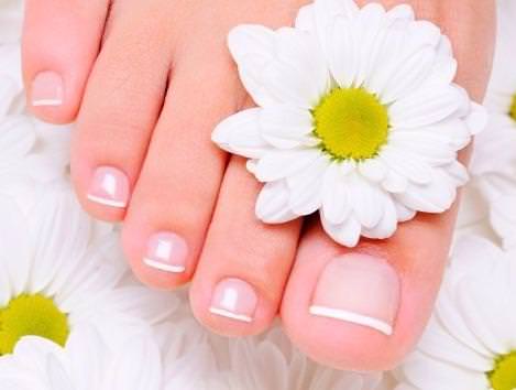 embedded_french_tip_pedicure