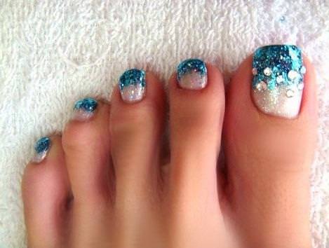 embedded_glitter_french_pedicure