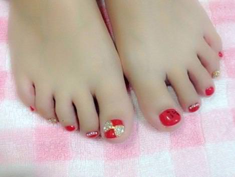 embedded_red_silver_glitter_toenails