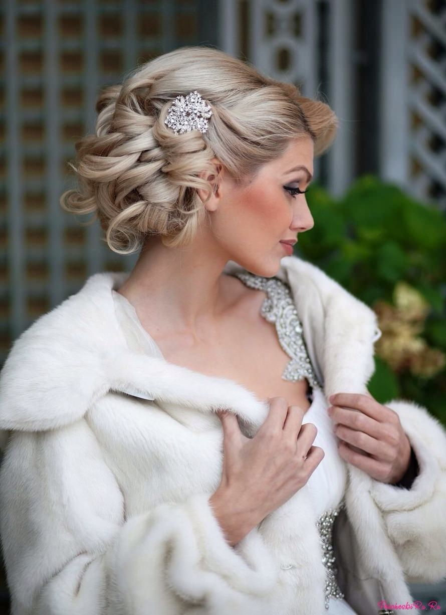 На фото: весільна зачіска з крупними локонами з шпилькою. у волоссі.