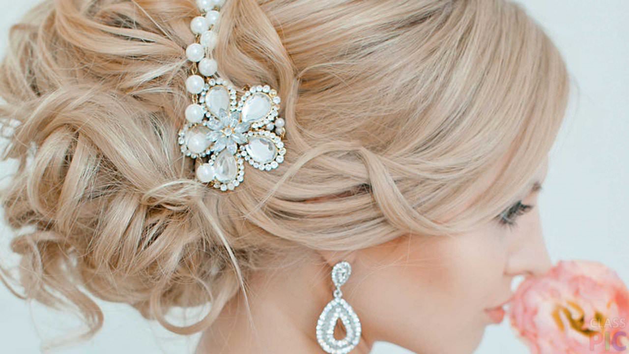 На фото: весільна зачіска з крупними локонами з шпилькою.