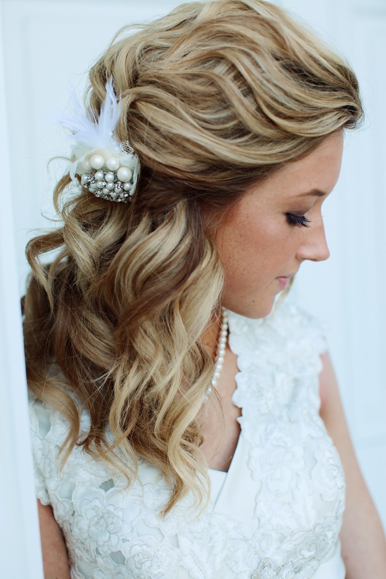 На фото: весільна зачіска з локонами і прикрасами у вигляді квітів.