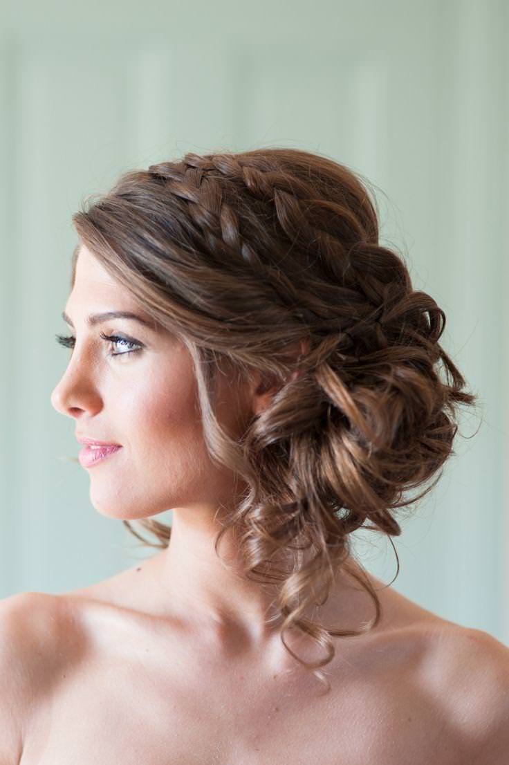 На фото: весільна зачіска з крупними локонами.