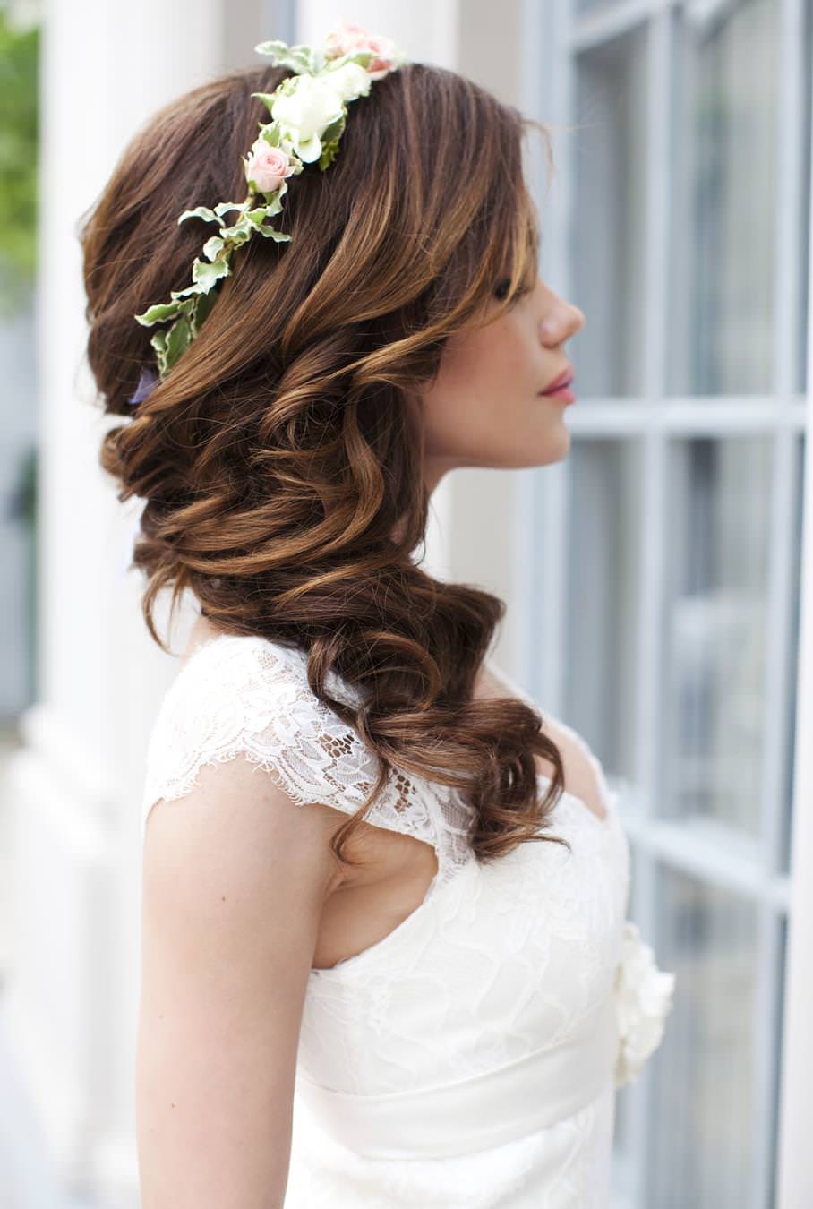 На фото: весільна зачіска з крупними локонами і прикрасою у вигляді обідка з квітів.