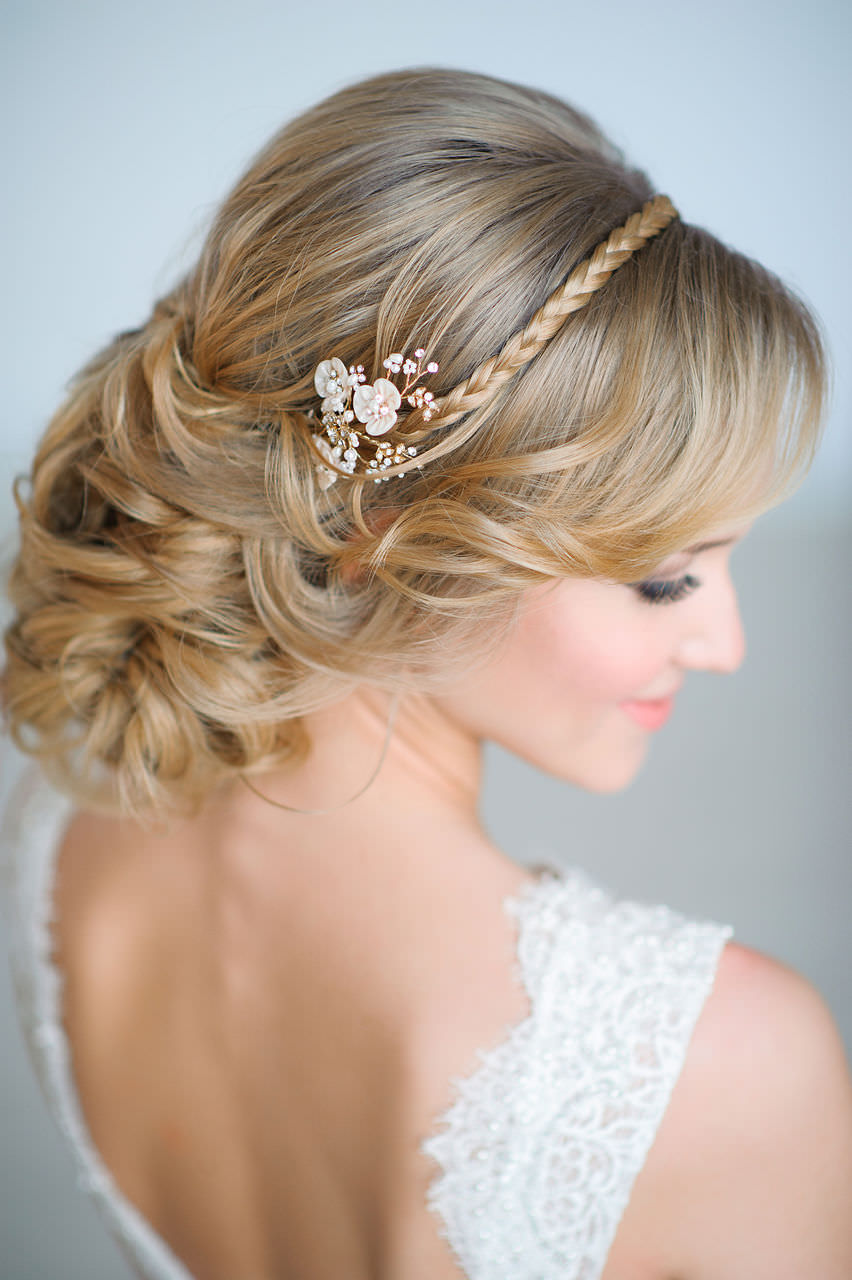 На фото: весільна зачіска з крупними локонами з шпилькою і косою у вигляді обідка.