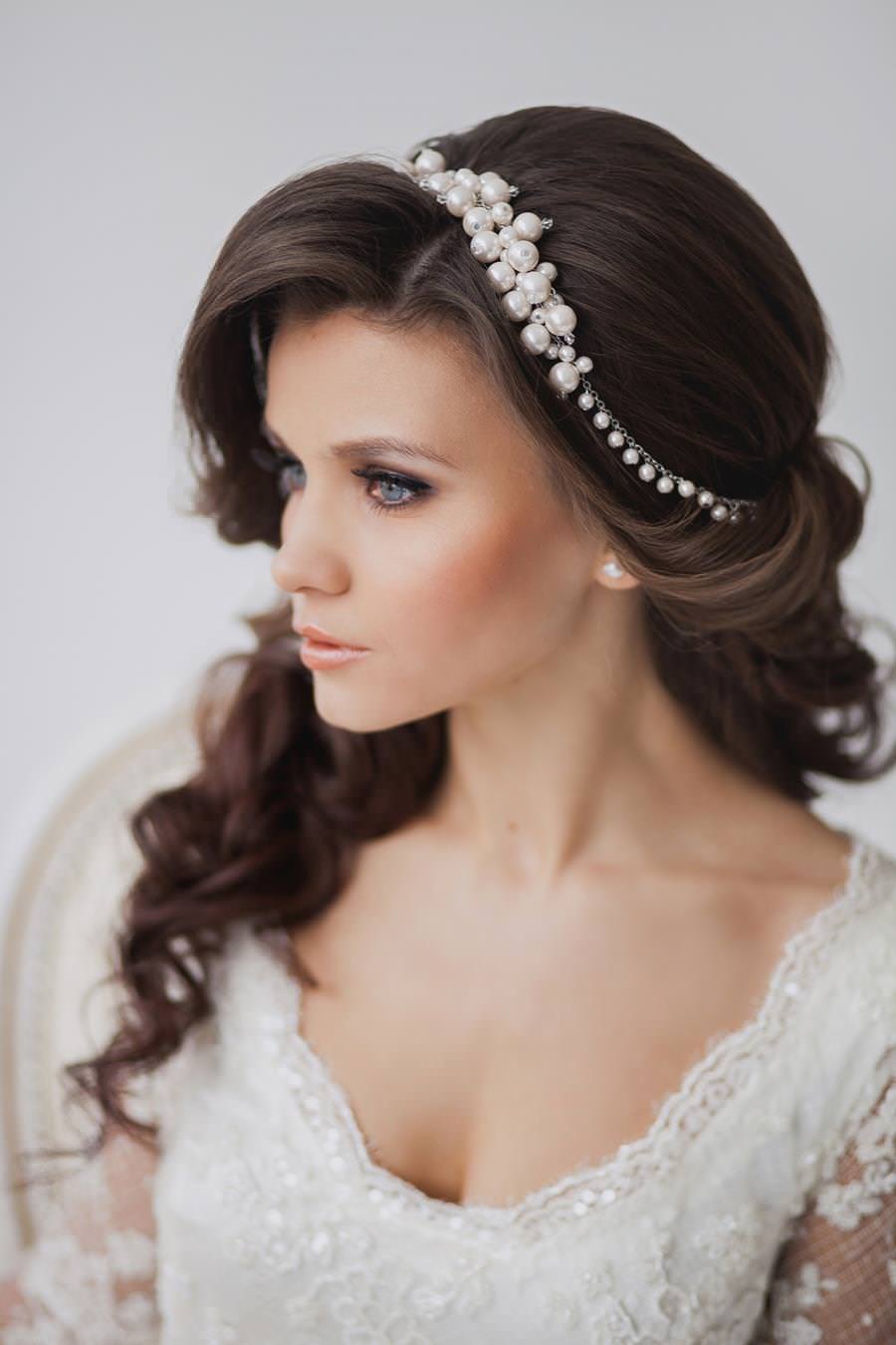 На фото: весільна зачіска з крпными локонами і прикрасами у вигляді обідка