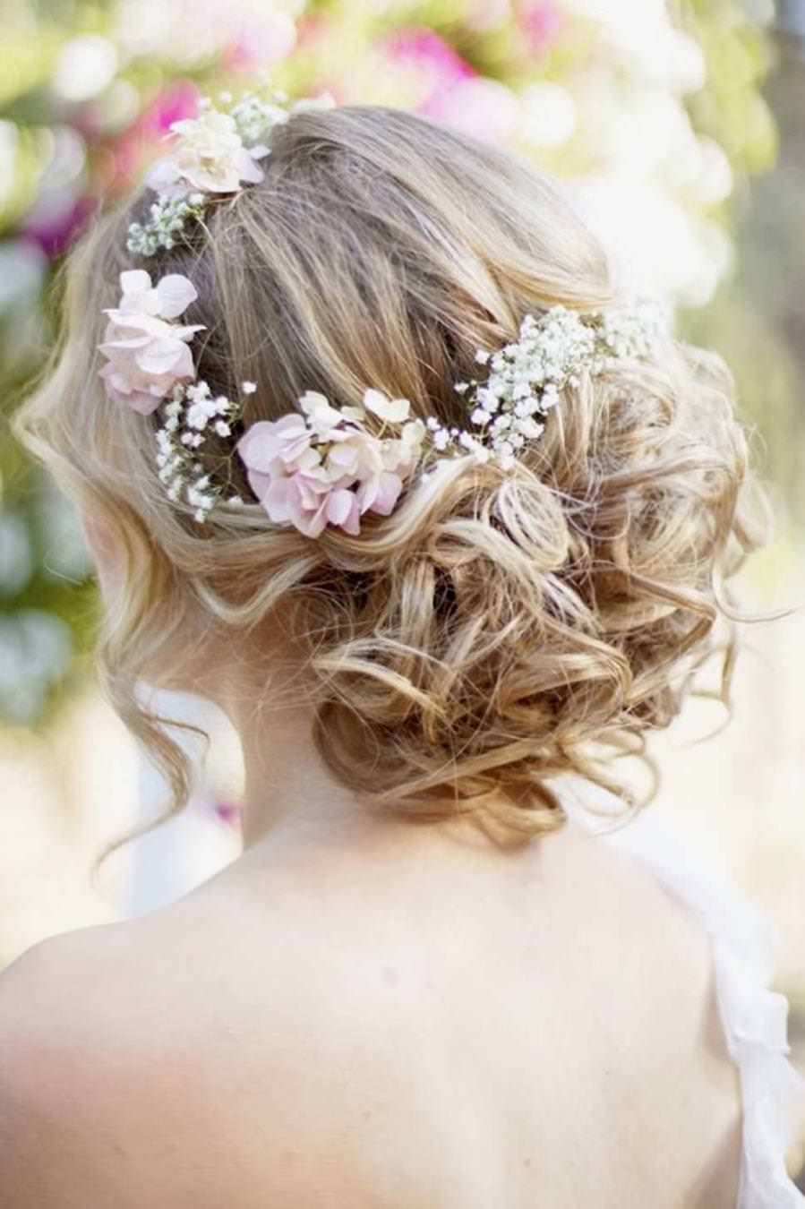 На фото: весільна зачіска з локонами і прикрасою у вигляді вінка з квітів.