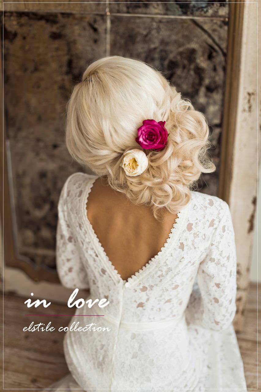 На фото: весільні зачіски з локонами і прикрасами у вигляді квітів.