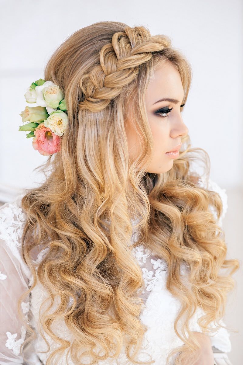 На фото: весільні зачіски на довге волосся: розпущені локони волосся.