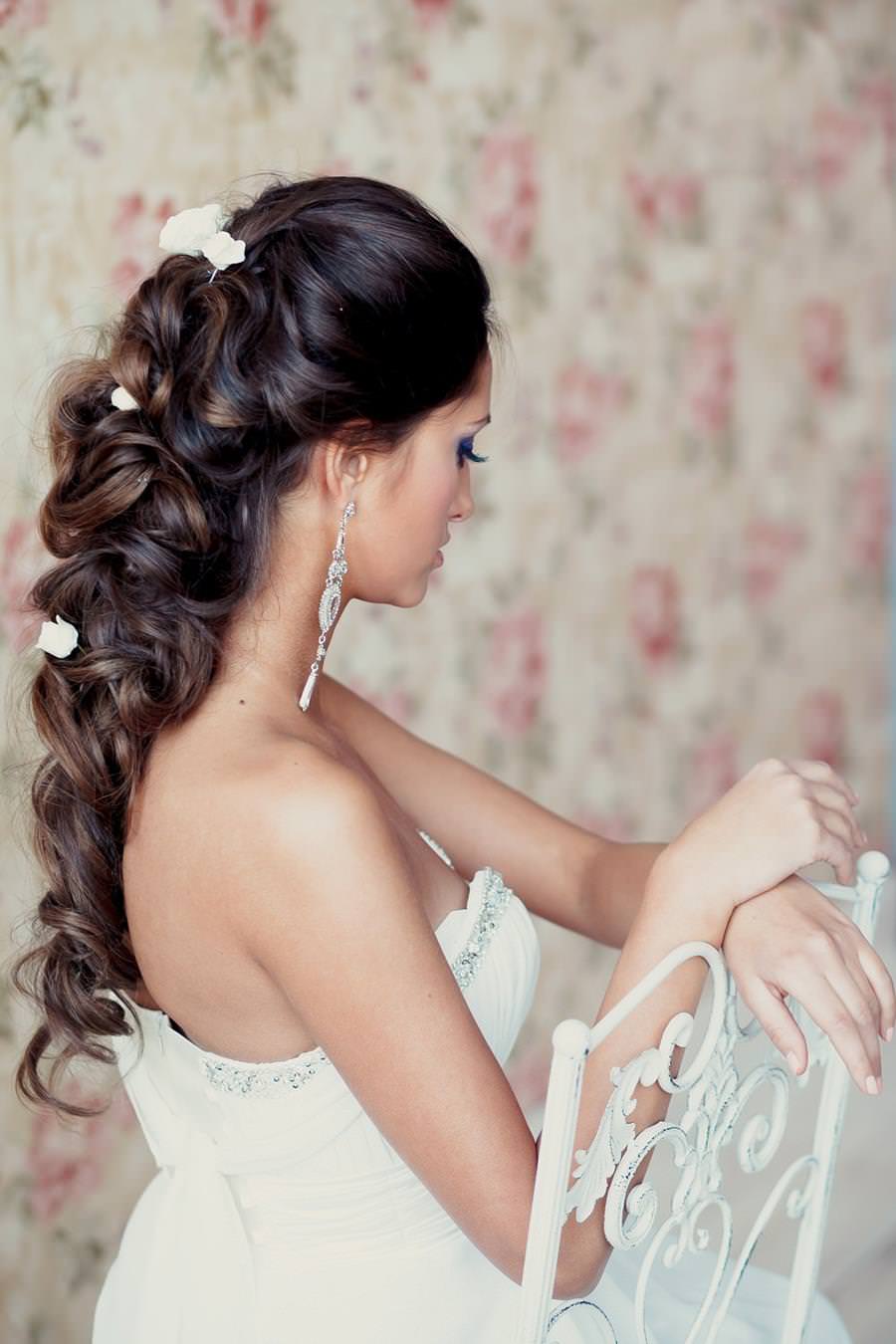 На фото: весільні зачіски на довге волосся: нарочито недбало заплетене в коси