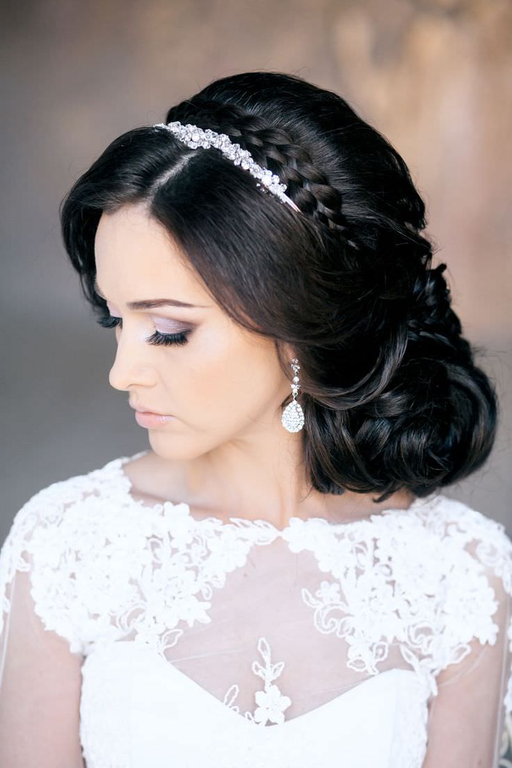 На фото: весільні зачіски на довге волосся: локони волосся зібрані в пучок.